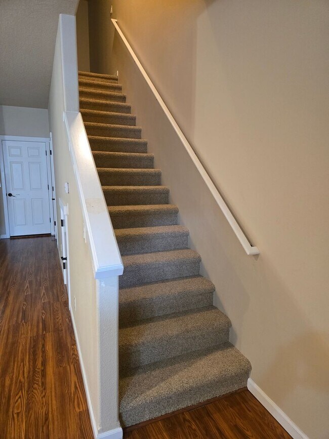 Foto del edificio - Excellent Condition & plenty of storage! Three levels + Attic Storage