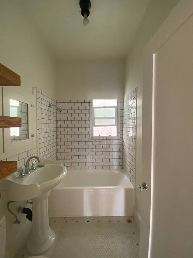 Bath - 1173 N Ardmore Ave