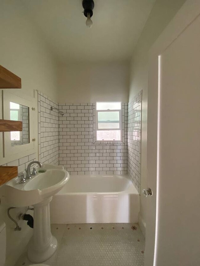 Bath - 1173 N Ardmore Ave