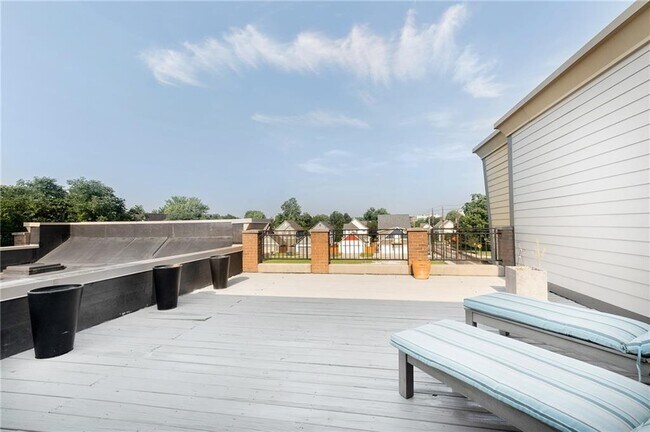 Foto del edificio - 2455 N Delaware St