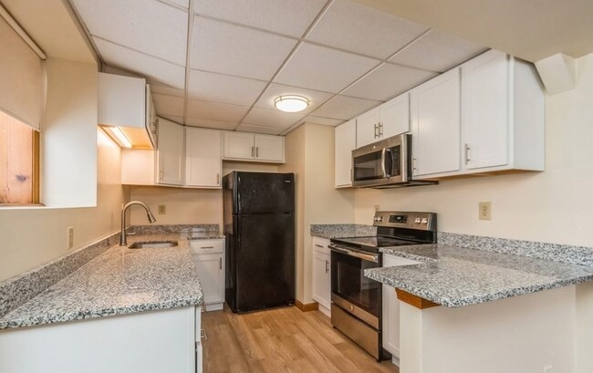 Foto del edificio - 996 Pleasant St