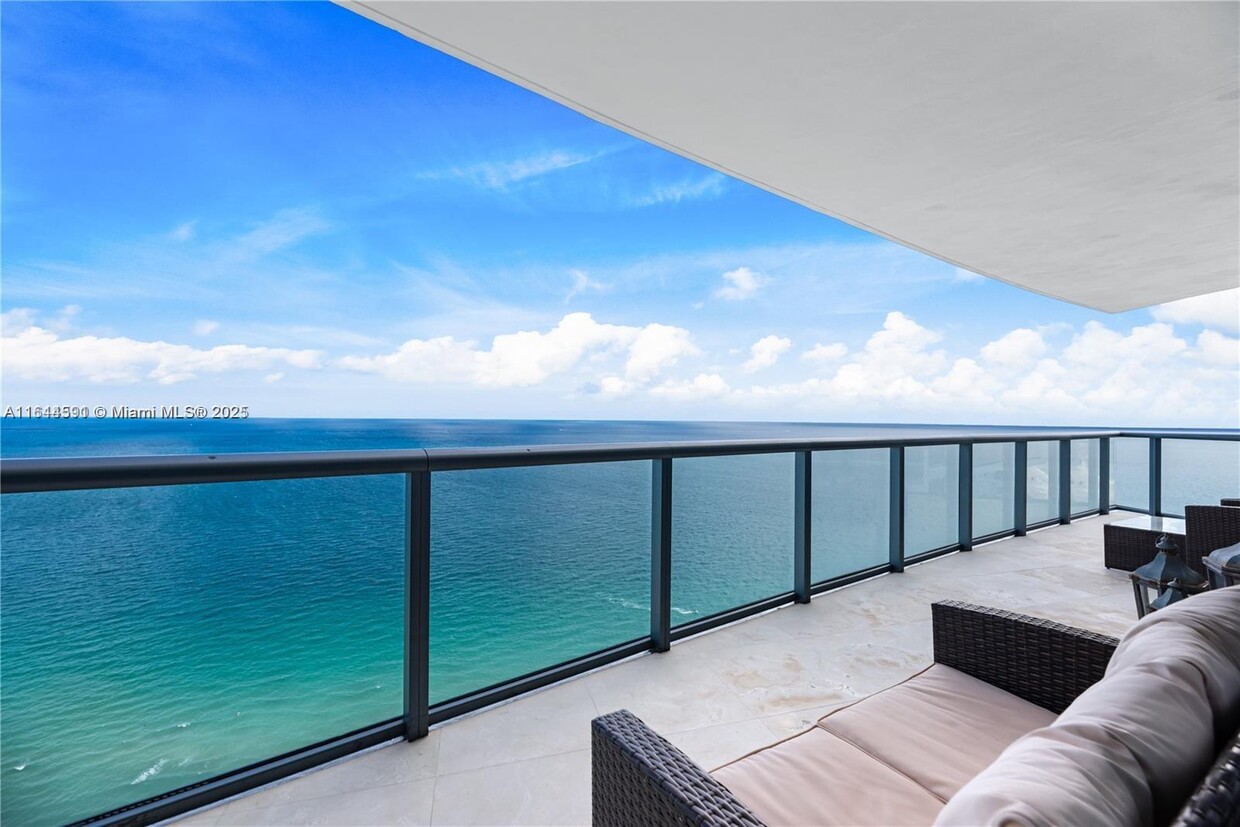 Foto principal - 17001 Collins Ave