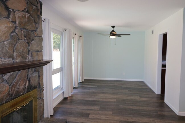 Foto del edificio - Beautiful 3/bedroom home in Canyon Country !