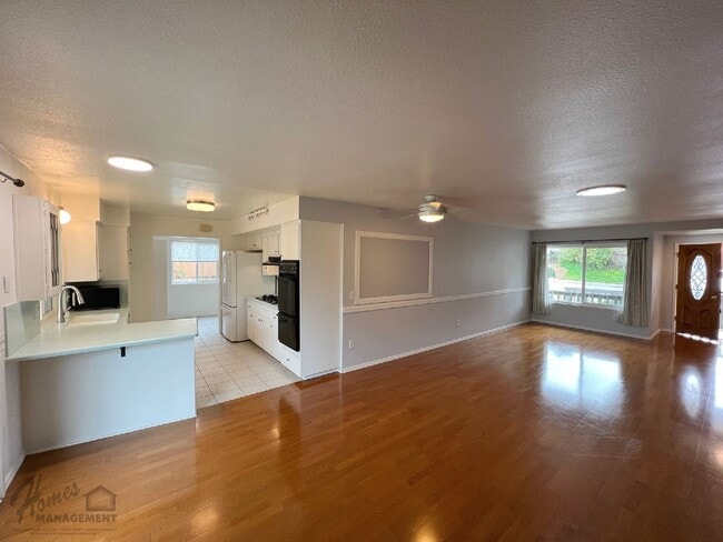 Foto del edificio - Homes Management - 3 bed, 2 bath home off Oak Hill