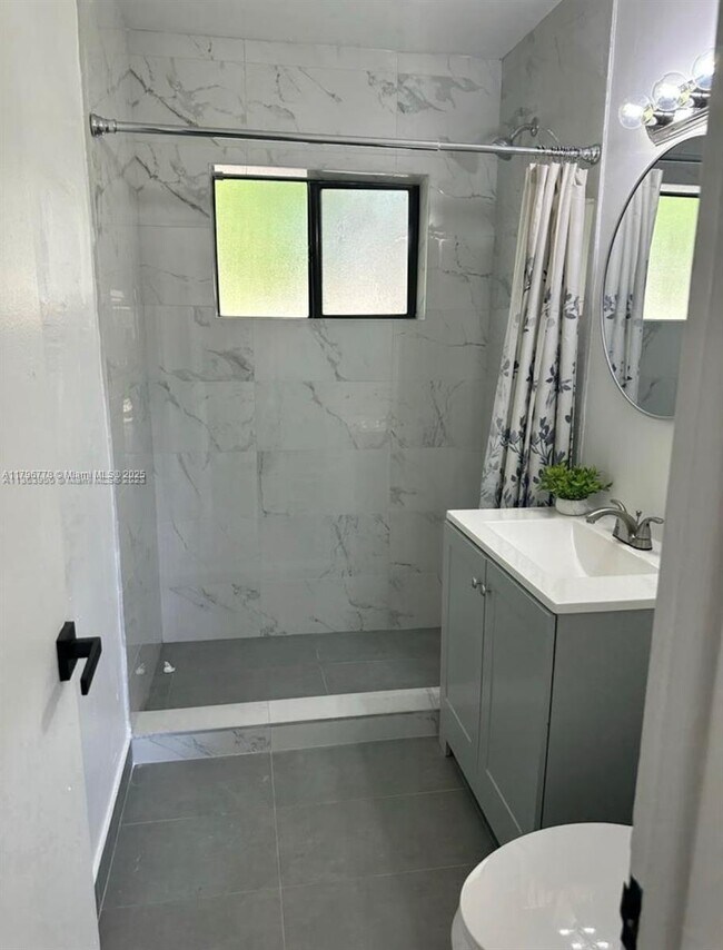 Foto del edificio - 725 NW 1st Ct