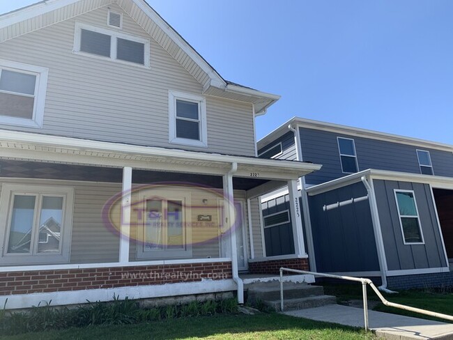 Building Photo - Updated Duplex off Keystone and Prospect!