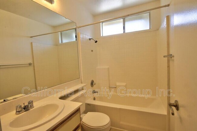Building Photo - 16377 Lakeshore Dr