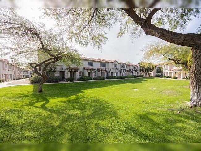 Building Photo - 1961 N Hartford St