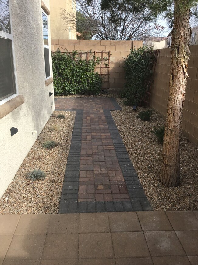 Patio lateral - 11028 Florence Hills St