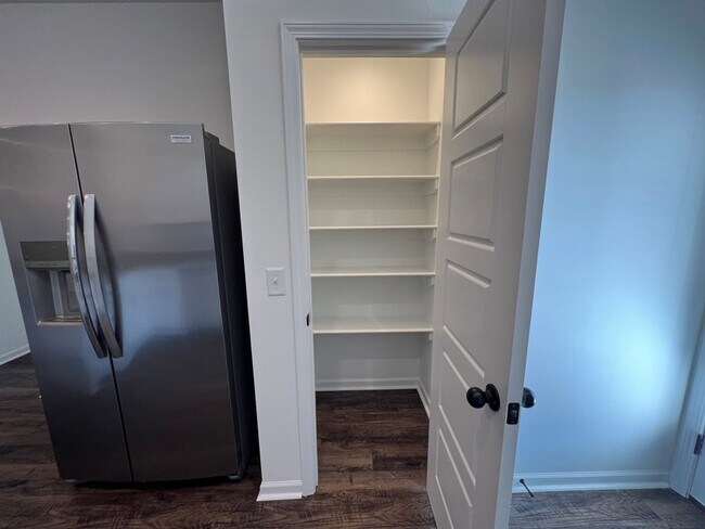 Foto del edificio - 3 Bedroom Townhome Available NOW!