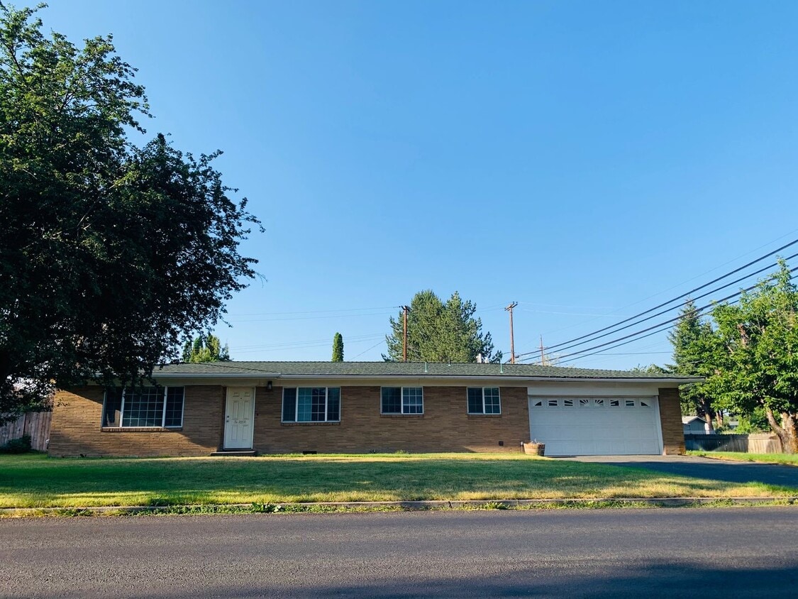 Primary Photo - 3 Bedroom, 2 bath house