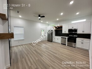 Building Photo - 2113 Henry St