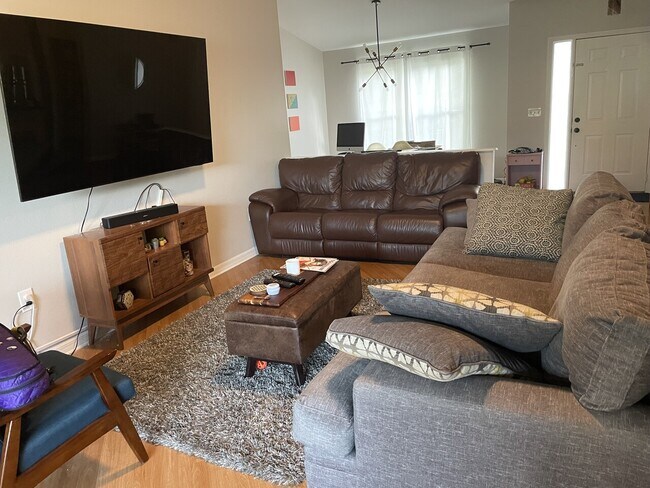 Building Photo - Furnished 3/2 near University / Lakewood R...