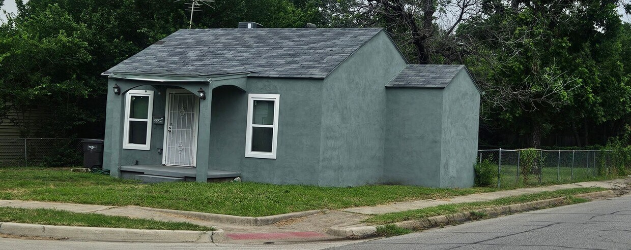 Primary Photo - 2 Bedroom, 1 Bathroom Home on a Corner Lot...