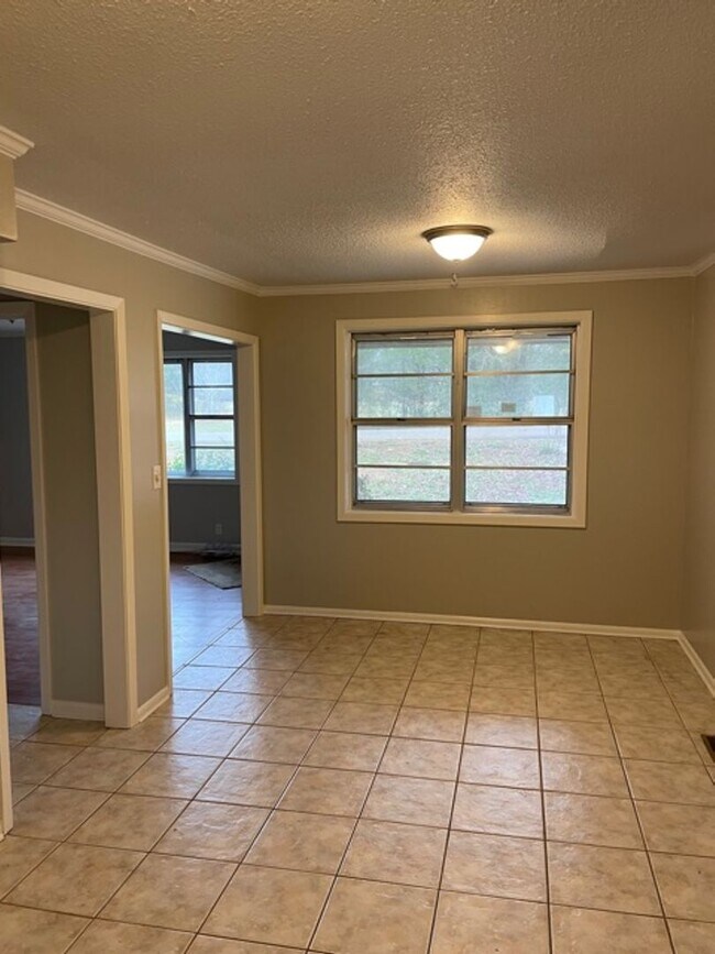 Foto del edificio - Renovated 3 Bedroom 1 Bath Home on 4 Acres!