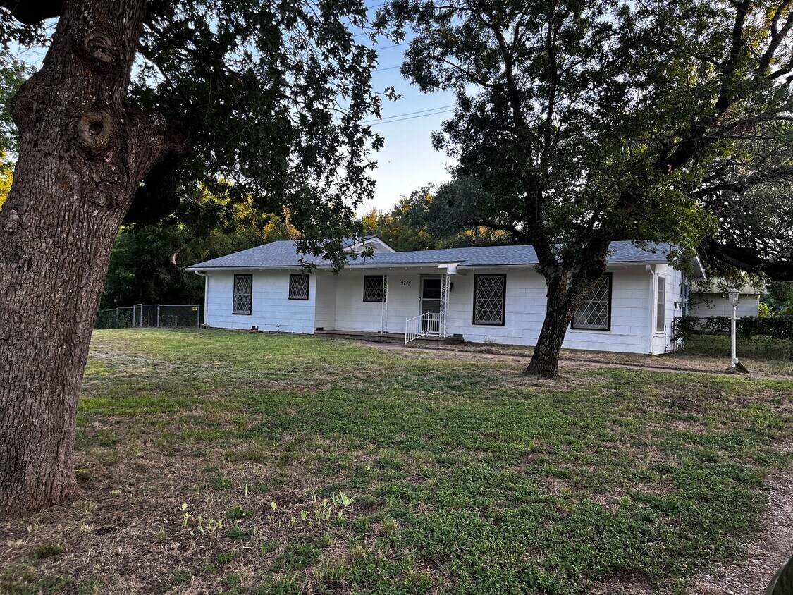Primary Photo - Cute Farm House with a Beautiful yard