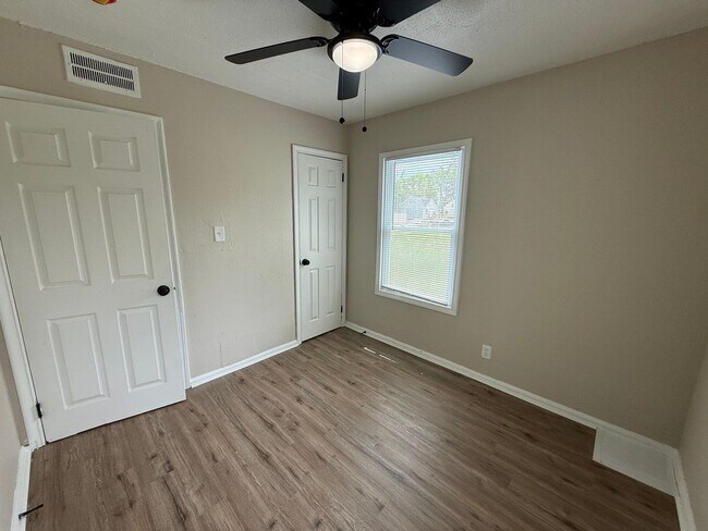 Foto del edificio - Renovated 4-Bedroom Home – We Welcome Sect...