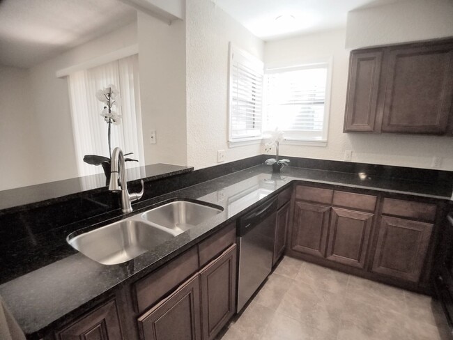 Building Photo - Gorgeous first floor 2/2 condo x Rent @  W...