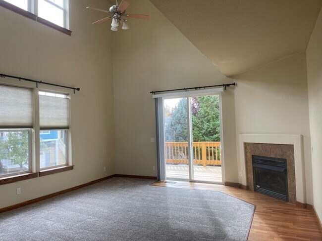 Foto del edificio - Lovely Corner Lot with Open Floor Plan, High Ceilings, Gourmet Kitchen.