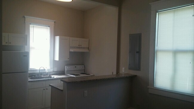 Building Photo - 806 E Park Ave