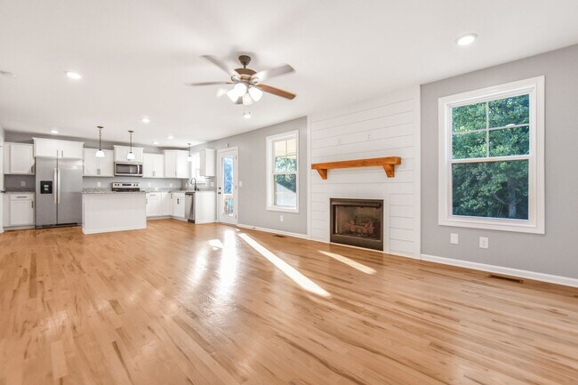 Building Photo - Pet Friendly Three Bedroom!