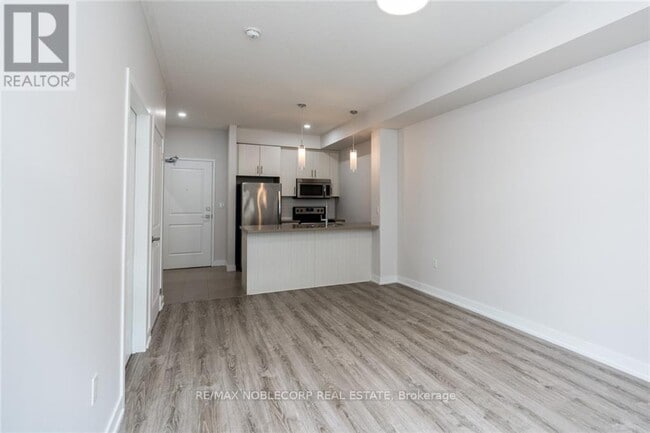 Building Photo - 35-135 Southshore Cres