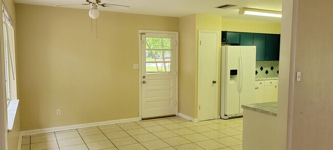 Foto del edificio - 4/2 (Madison Park) Nice home in quiet neighborhood