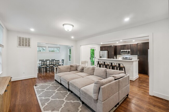 Foto del edificio - 7209 Dartmouth Ave