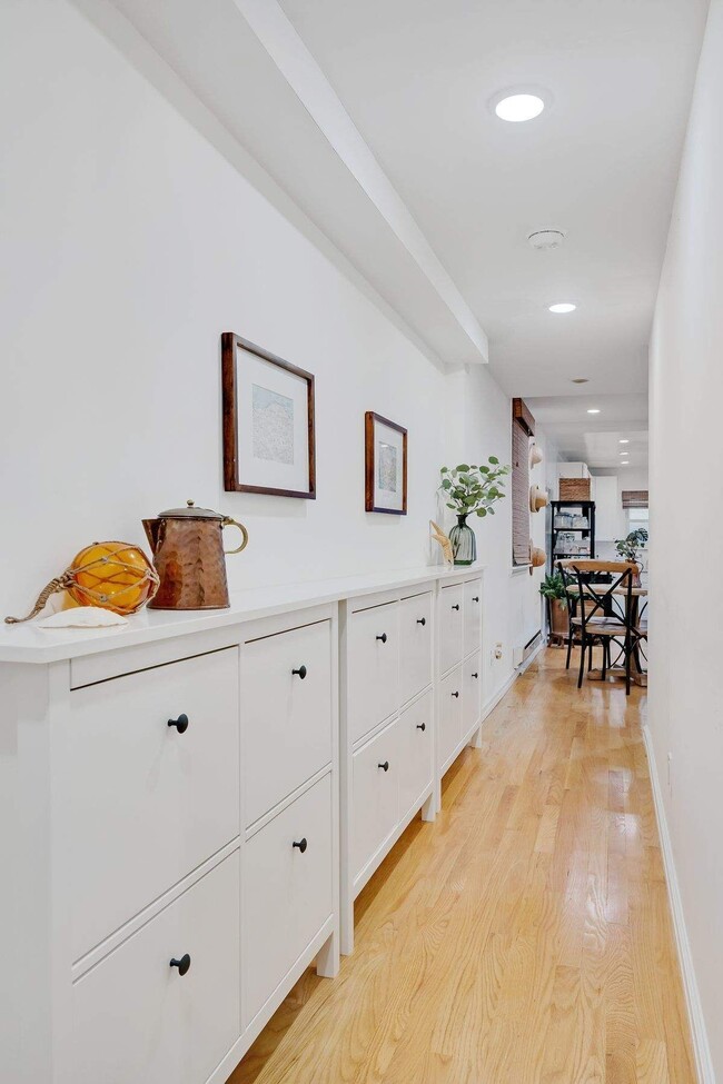 Building Photo - 114 E 62nd St