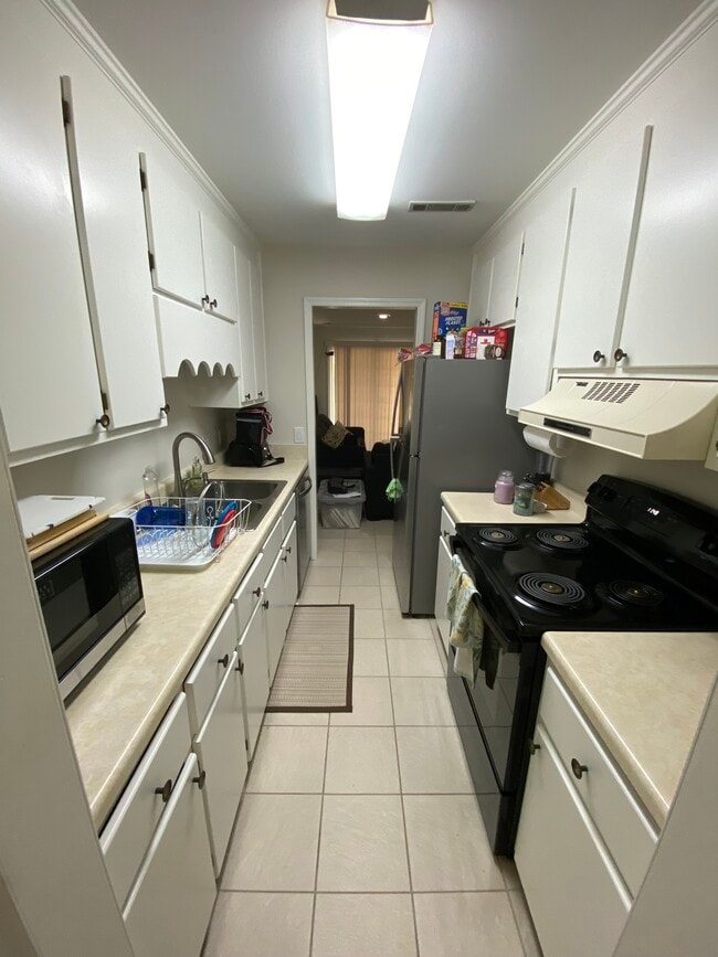 Building Photo - 201 Colony Dr