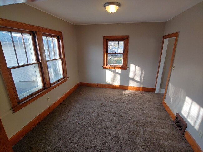 Foto del edificio - Nice three bedroom colonial with dining room.