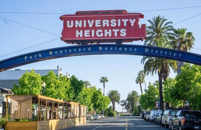 Building Photo - 1818 Carmelina Dr