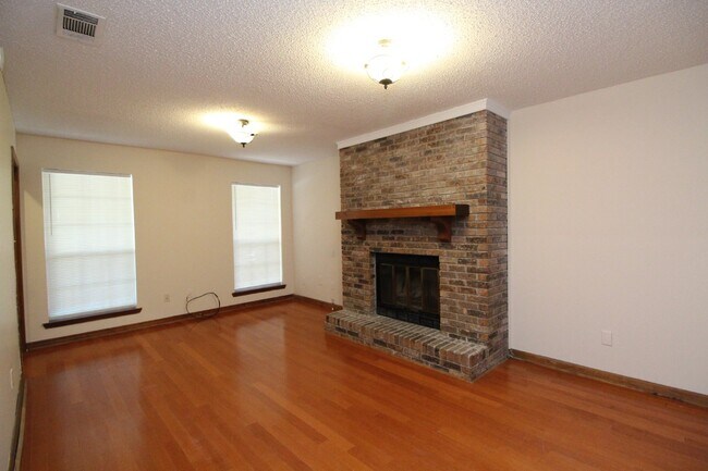 Foto del edificio - Spacious 3-Bed, 2.5-Bath Milton Home with Office, 2-Car Garage, Modern Kitchen, Primary Suite Dow...