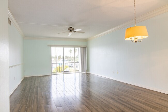 Building Photo - 715 S Beach St
