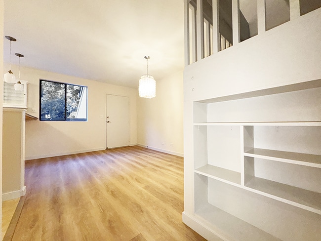 Building Photo - Pet Friendly Hawaii Kai Townhouse with A/C
