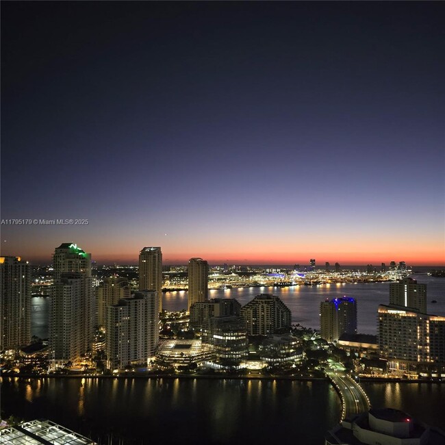 Building Photo - 950 Brickell Bay Dr