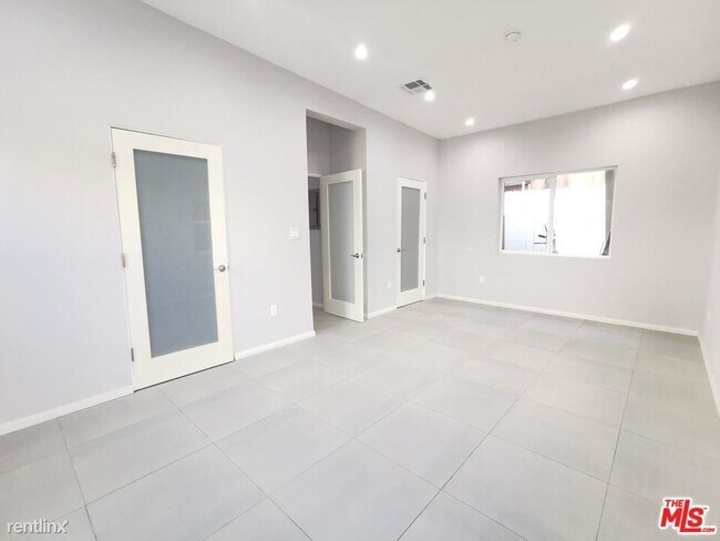 Building Photo - 2 br, 2 bath Condo - 1131 S La Peer Dr