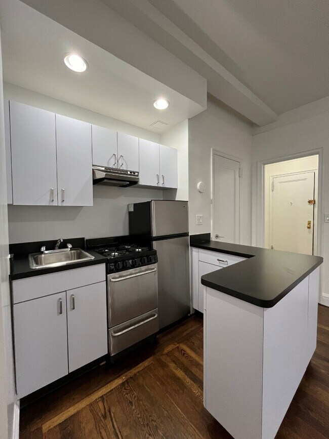 Building Photo - 140 E 46th St