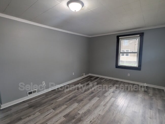 Building Photo - 2129 Thompson Ave