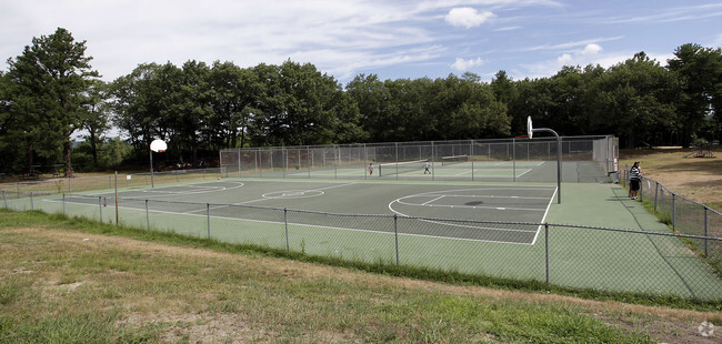 Cancha de tenis - Riverside Village Apartments