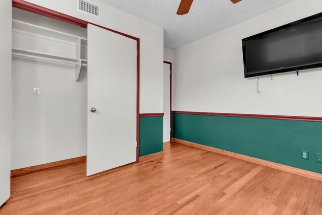 Foto del edificio - 920 N Milford Rd