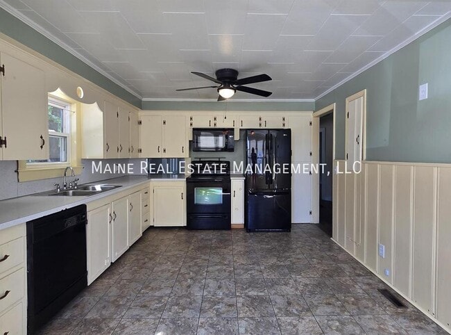 Building Photo - 885 Minot Ave