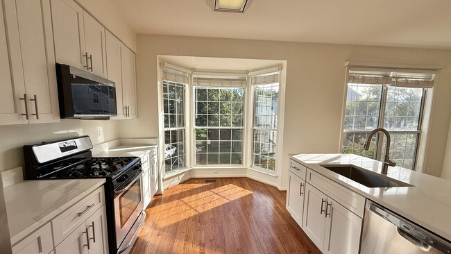 Upgraded Kitchen - 47612 Watkins Island Square