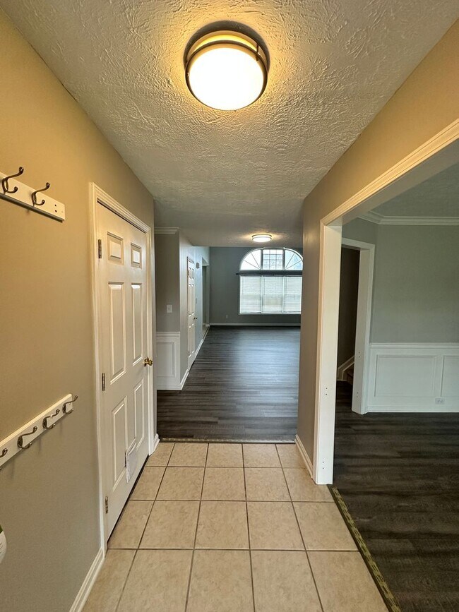 Foto del edificio - 9215 Eminence Ct