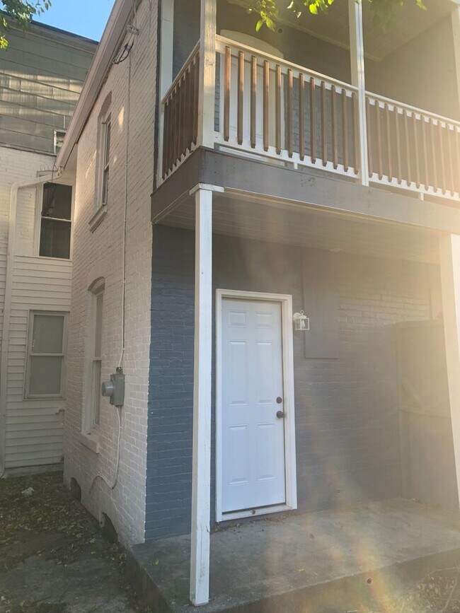 Building Photo - Spacious Renovated 5 Bed 1.5 Bath House- Y...