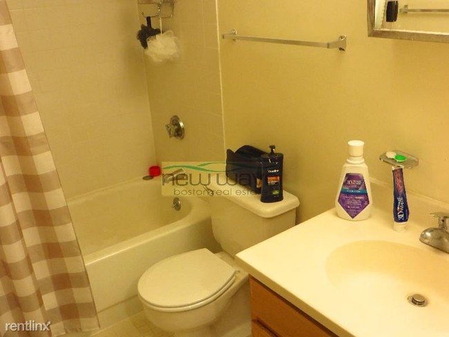 Building Photo - 3 br, 2 bath  - 400 Massachusetts Ave Apt 2