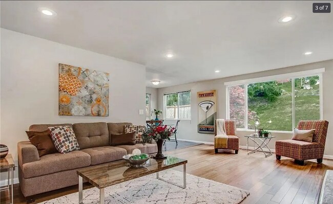 Building Photo - Beautiful, Spacious 3 bed home + Patio/Ful...