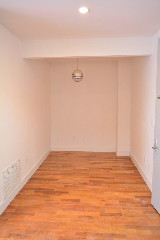 Building Photo - 296 Throop Ave