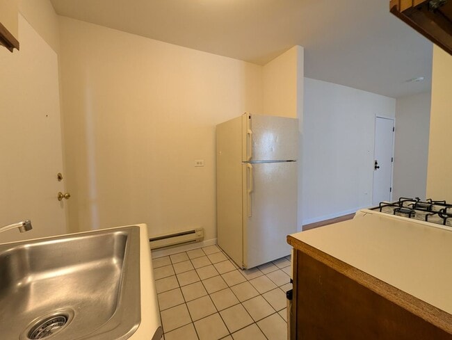 Building Photo - 815 W Cornelia Ave