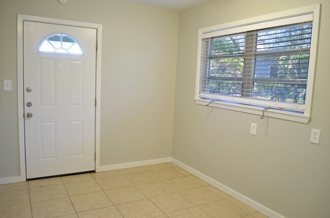 Foto del edificio - Adorable 1bed/1 bath home nestled between ...